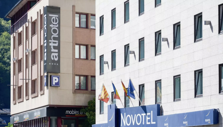 Dos establiments hotelers a Andorra la Vella.